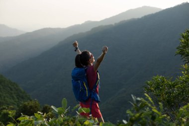 başarılı kadın uzun yürüyüşe çıkan kimse dağın tepesinde gündoğumu sırasında ayakta outstreched silah ile