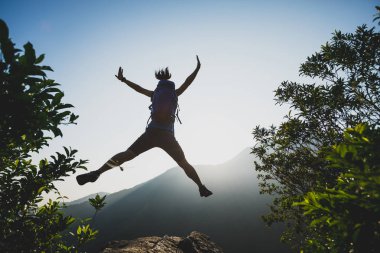 Yaz gündoğumu dağ üst uçurumun kenarında atlama başarılı uzun yürüyüşe çıkan kimse