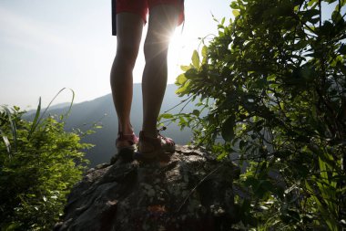 kadın uzun yürüyüşe çıkan kimse ayak dağ tepe üzerinde görüntü kırpılmış