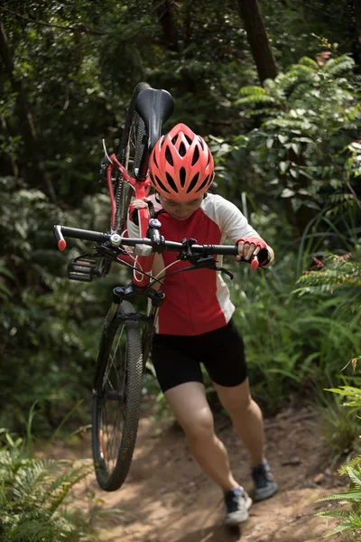 Jonge Vrouwelijke Fietser Met Mountainbike Hoogteweg — Stockfoto