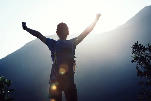 Succesvolle Vrouwelijke Wandelaar Met Outstreched Armen Staande Bergtop Tijdens Zonsopgang — Stockfoto