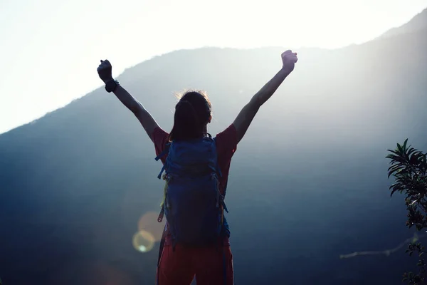 サンライズの中に山の頂上に立って Outstreched 腕で成功した女性ハイカー — ストック写真