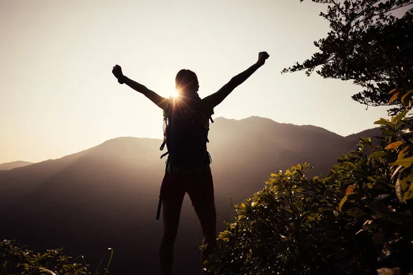 Erfolgreiche Wanderin Mit Ausgestreckten Armen Beim Sonnenaufgang Auf Dem Gipfel — Stockfoto