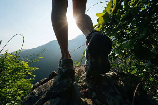Uzun Yürüyüşe Çıkan Kimse Bacaklar Yaz Gündoğumu Dağın Tepesinde Hiking — Stok fotoğraf