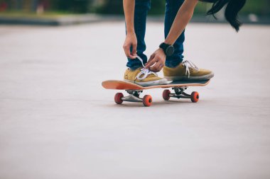 Bayan kaykaycı sakteboarding otopark üzerinde