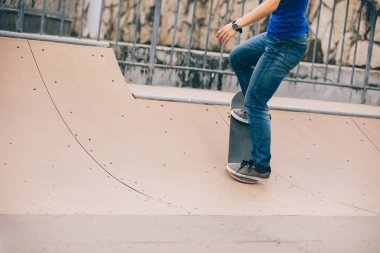 Kaykaycı skatepark rampa üzerinde pratik görüntü kırpılmış