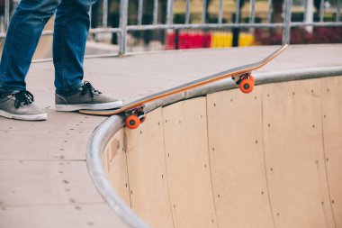 Kaykaycı skatepark rampa üzerinde pratik görüntü kırpılmış