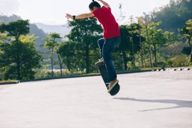 Bayan kaykaycı sakteboarding otopark üzerinde