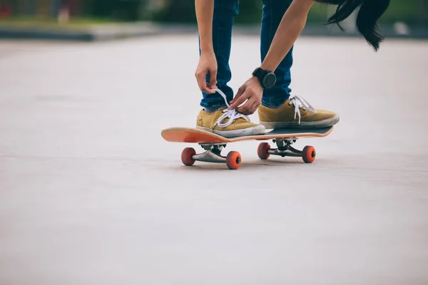 Skate Fêmea Sakteboarding Estacionamento — Fotografia de Stock