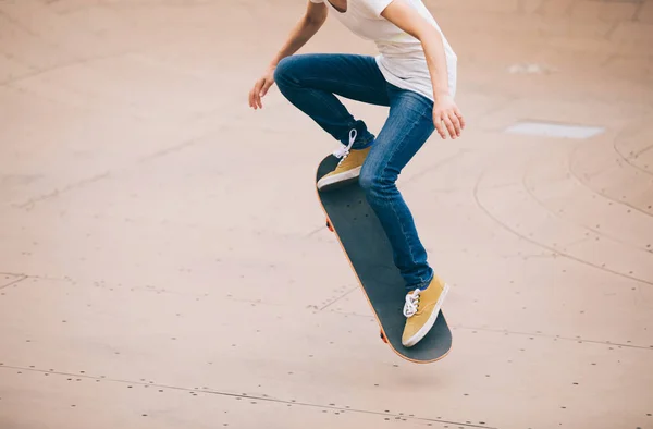 Skatepark 斜坡上滑板练习的裁剪图像 — 图库照片
