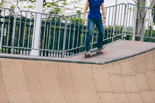 Oříznout Obrázek Skateboardista Cvičí Rampě Skatepark — Stock fotografie