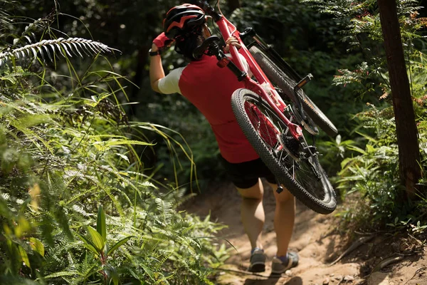 Fietser Uitvoering Een Mountainbike Het Bos — Stockfoto