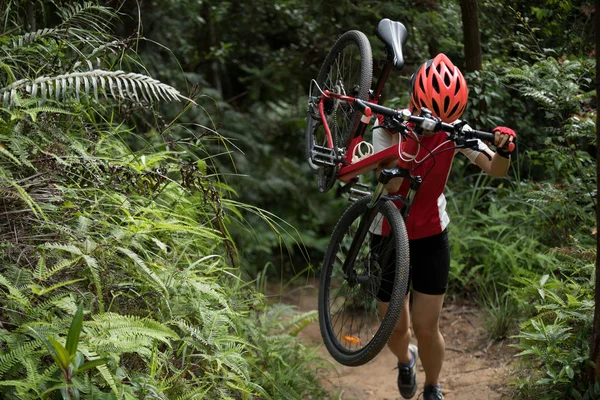 Young Female Cyclist Mountain Bike Mountain Trail — Stock Photo, Image