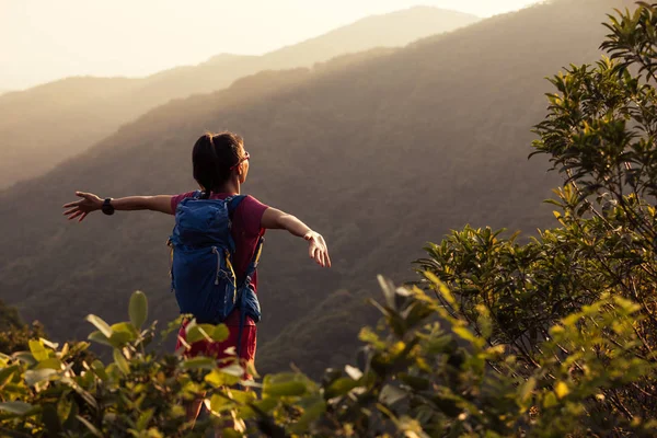 Successful Female Hiker Outstreched Arms Standing Mountain Top Sunrise — Stock Photo, Image