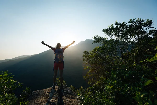 Succesvolle Vrouwelijke Wandelaar Met Outstreched Armen Staande Bergtop Tijdens Zonsopgang — Stockfoto