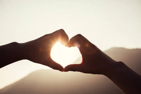 Manos Haciendo Una Forma Corazón Cima Montaña Sunrise —  Fotos de Stock