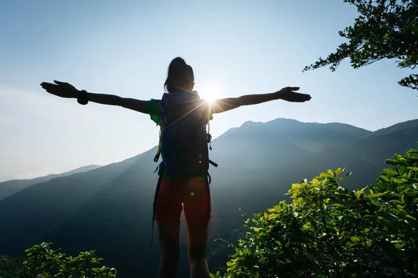 Succesvolle Vrouwelijke Wandelaar Met Outstreched Armen Staande Bergtop Tijdens Zonsopgang — Stockfoto