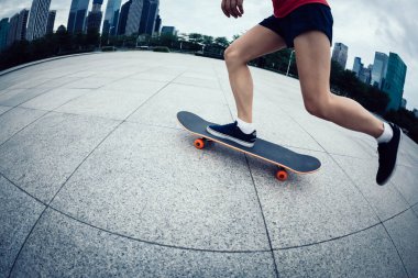 kaykay üzerinde kentsel şehir sürme kaykaycı