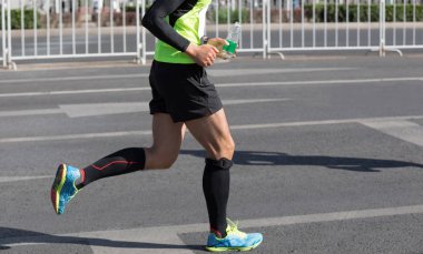 maraton koşucular bacaklar şehir yolda çalışan