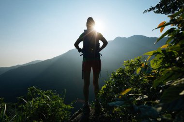 başarılı kadın dağ tepe uçurumun kenarında duran uzun yürüyüşe çıkan kimse