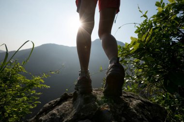 başarılı kadın dağ tepe uçurumun kenarında duran uzun yürüyüşe çıkan kimse