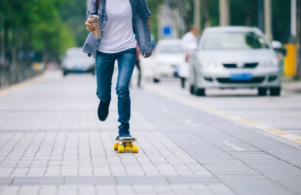 Femme Skateboard Avec Tasse Café Dans Main Sur Rue Ville — Photo