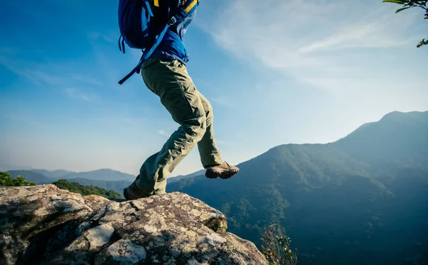 Framgångsrika Hiker Stående Sunrise Mountain Top Cliff Edge — Stockfoto