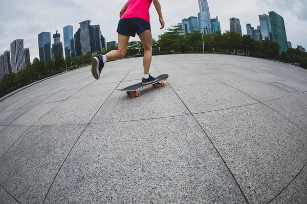 Skateboarder Riding Skateboard Urban City — Stock Photo, Image