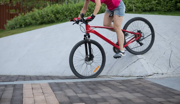 Mujer Freerider Montar Por Rampas Deportes Extremos Concepto Estilo Vida —  Fotos de Stock