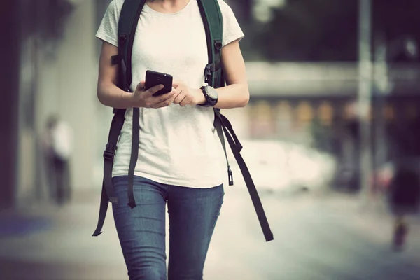 Jeune Femme Marche Avec Téléphone Portable Dans Ville Moderne — Photo