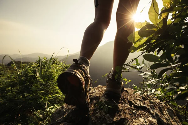 Successful Hiker Legs Walking Sunrise Mountain Top Cliff Edge — Stock Photo, Image