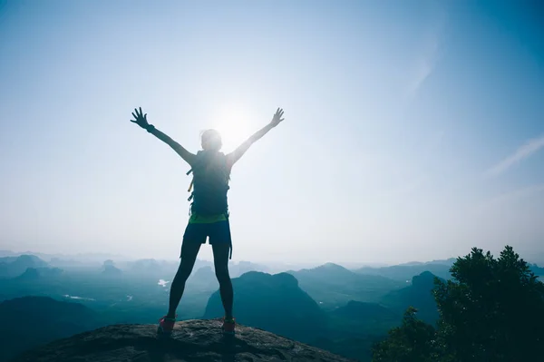 Exitosa Excursionista Femenina Animando Cima Montaña Borde Del Acantilado — Foto de Stock