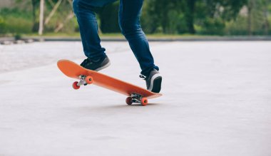 Kaykaycı sakteboarding otopark üzerinde görüntü kırpılmış