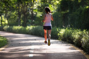 Sabah park yolda çalışan sağlıklı kadın runner  