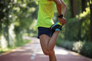 Isınma kadar etkin atlet kadın. Genç kadının açık havada egzersiz yapması