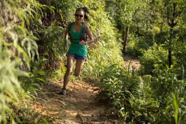 Sabah ormanda çalışan kararlı kadın iz runner