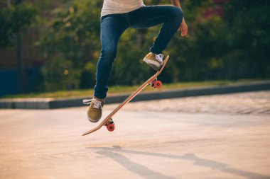 Kaykaycı sakteboarding otopark üzerinde görüntü kırpılmış