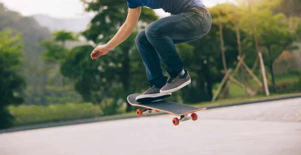 Bijgesneden Afbeelding Van Skateboarder Sakteboarding Parkeerplaats — Stockfoto