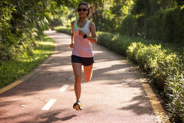 Corredor Mujer Saludable Corriendo Por Carretera Del Parque Matutino — Foto de Stock