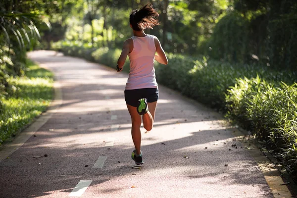 Corredor Mujer Saludable Corriendo Por Carretera Del Parque Matutino —  Fotos de Stock