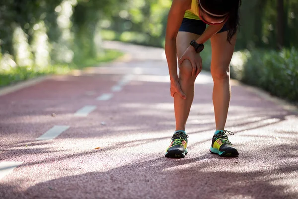 Žena Běžec Trpí Bolestí Sportovní Běh Zranění Kolena — Stock fotografie