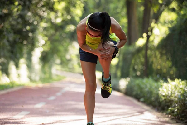 Corredor Feminino Sofrendo Com Dor Esportes Correndo Lesão Joelho — Fotografia de Stock