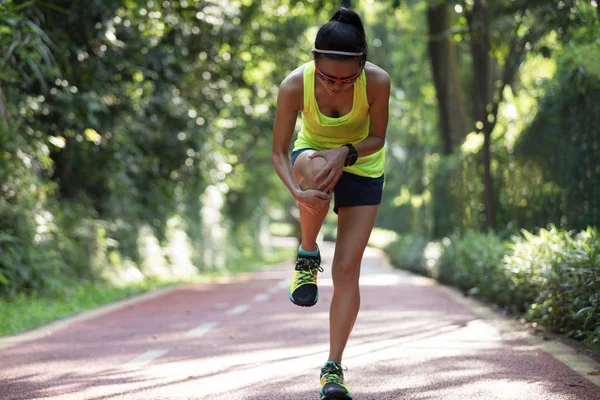 Γυναίκα Δρομέας Που Πάσχει Από Πόνο Στον Αθλητισμό Τρέξιμο Τραυματισμό — Φωτογραφία Αρχείου