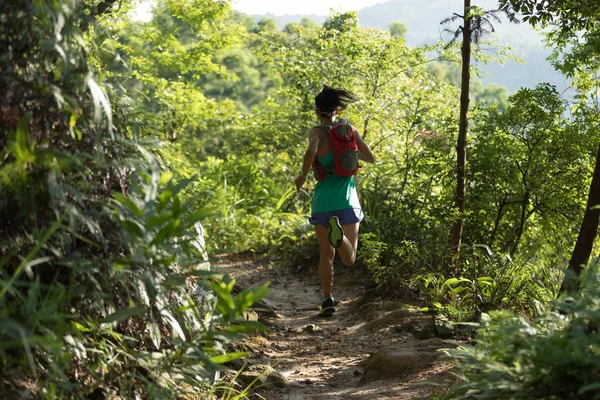 女性足迹赛跑者奔跑在早晨森林里 — 图库照片