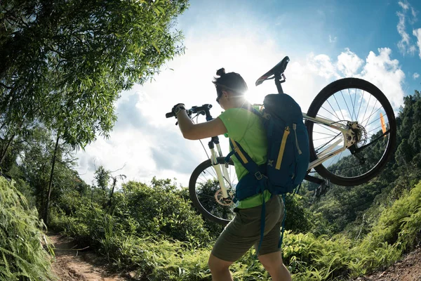 Kvinnlig Cyklist Transporterar Mountainbike Skogsstig — Stockfoto