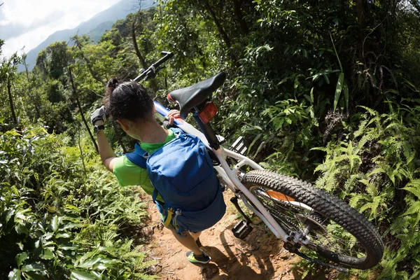 Kvinnlig Cyklist Transporterar Mountainbike Skogsstig — Stockfoto