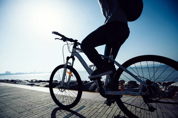 Silhueta Bicicleta Ciclista Estrada Costa Nascer Sol — Fotografia de Stock