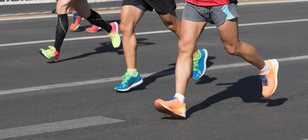 马拉松赛跑运动员在城市道路上的裁剪图像 — 图库照片