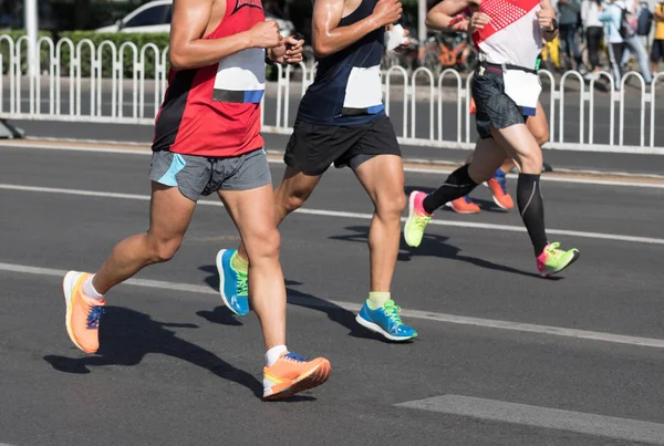 Imagen Recortada Corredores Maratón Corriendo Por Carretera Ciudad —  Fotos de Stock