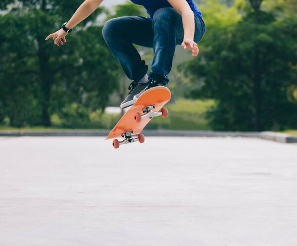 Обрезанное изображение скейтбордиста-сактебордиста на парковке
